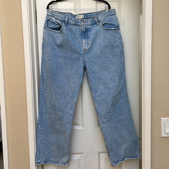 Abercrombie High Rise 90s Relaxed Jean Light - 34W Short - Picture 11 of 14